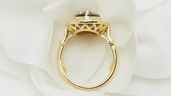 Vintage ring in yellow gold, sapphires and diamonds