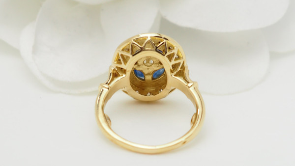 Vintage ring in yellow gold, sapphires and diamonds