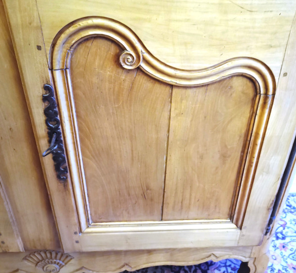 Credenza in ciliegio biondo Luigi XV del primo Ottocento