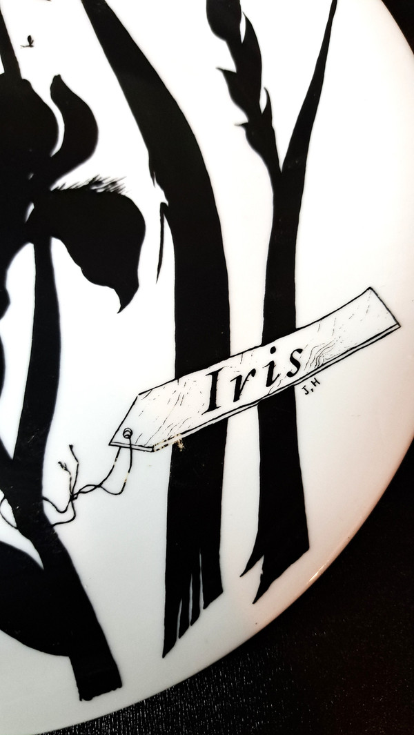 Plate decorated by Jeannine Hétreau, Iris décor, for Primavera, circa 1950