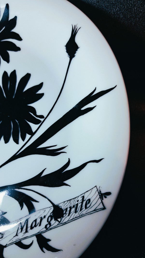 Assiette décorée par Jeannine Hétreau ​​​​​​​ décor Marguerite pour Primavera vers 1950