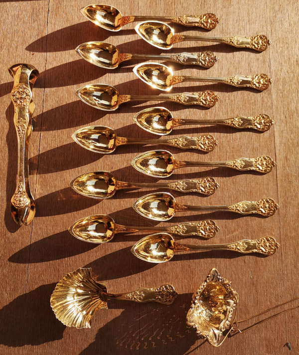 Napoleon III silver-gilt box: 12 spoons +1 pair of tongs + tea strainer + spoon Guillot 19th century goldsmiths