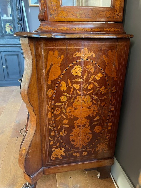 meuble vitrine à deux corps Hollandais vers 1750 ouvrant par quatre tiroirs sur la partie basse.