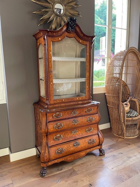 meuble vitrine à deux corps Hollandais vers 1750 ouvrant par quatre tiroirs sur la partie basse.
