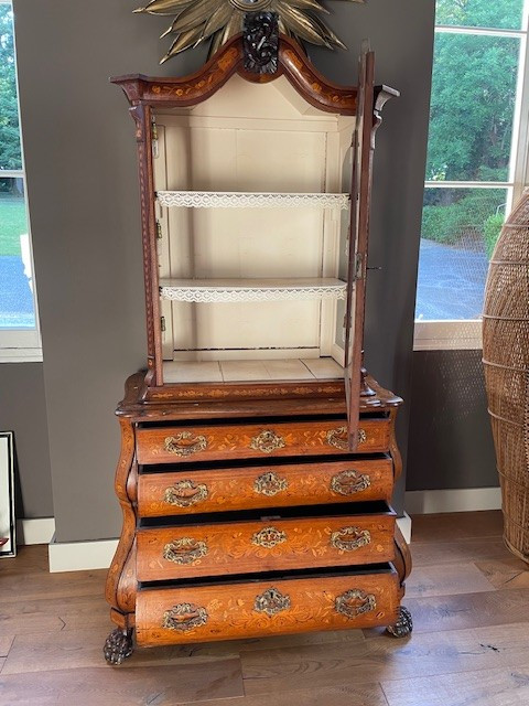 meuble vitrine à deux corps Hollandais vers 1750 ouvrant par quatre tiroirs sur la partie basse.