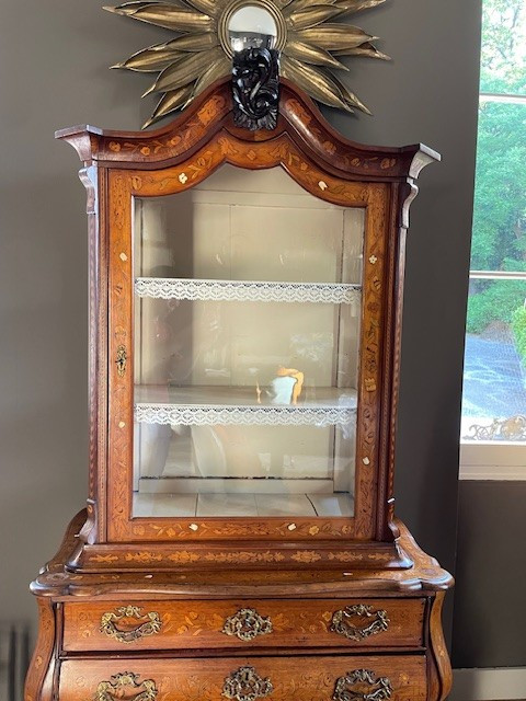 meuble vitrine à deux corps Hollandais vers 1750 ouvrant par quatre tiroirs sur la partie basse.