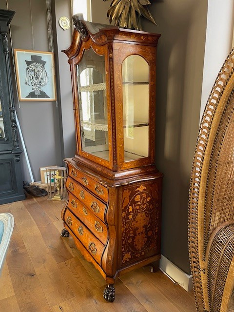 meuble vitrine à deux corps Hollandais vers 1750 ouvrant par quatre tiroirs sur la partie basse.