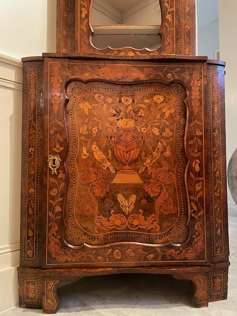 Belle paire d'encoignures hollandaises vers 1750