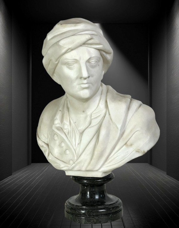 BUSTO ANTICO IN MARMO BIANCO SCOLPITO MONTATO SU UNA BASE IN MARMO NERO