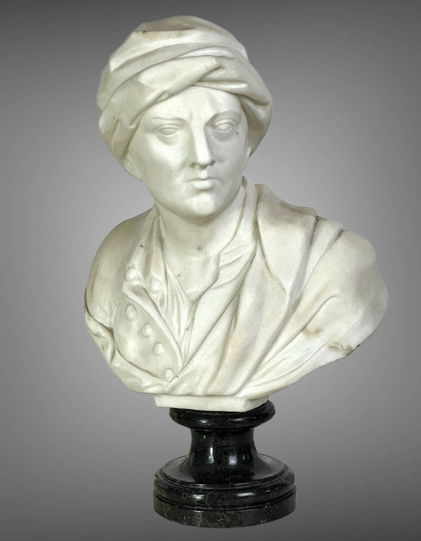 BUSTO ANTICO IN MARMO BIANCO SCOLPITO MONTATO SU UNA BASE IN MARMO NERO