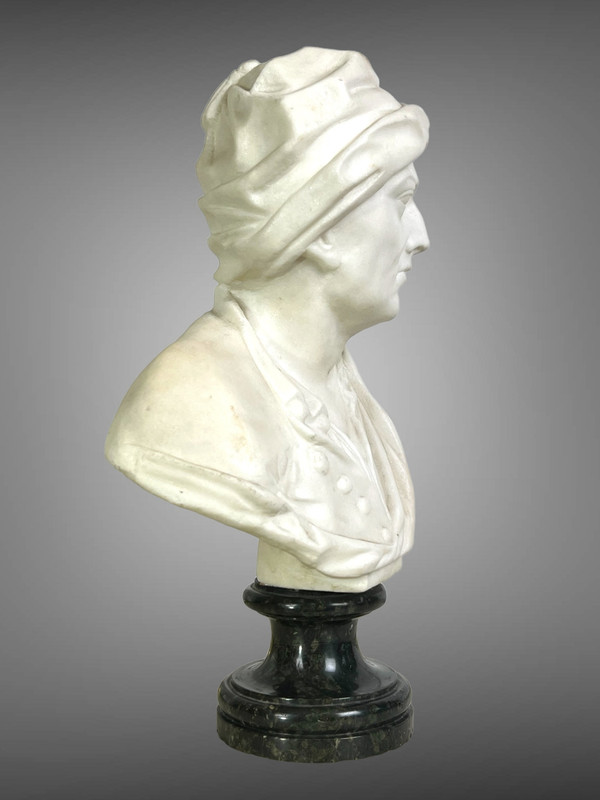 BUSTO ANTICO IN MARMO BIANCO SCOLPITO MONTATO SU UNA BASE IN MARMO NERO