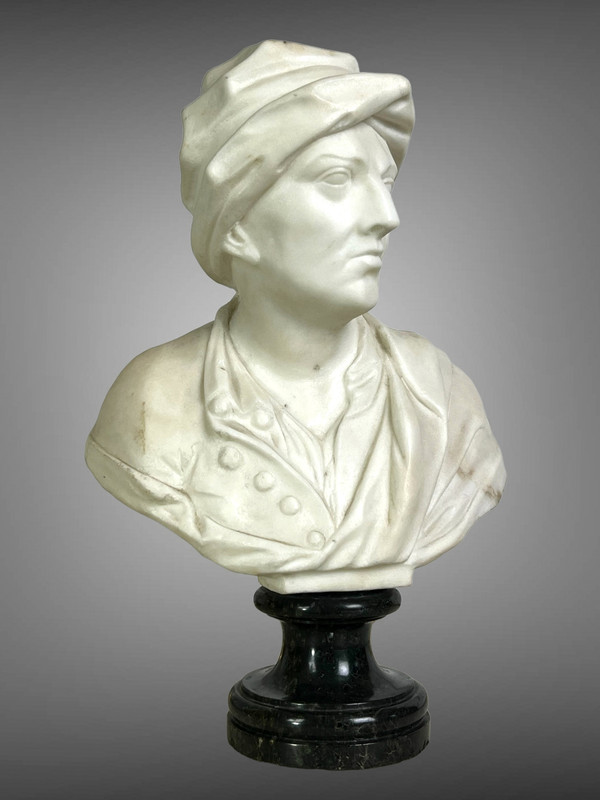 BUSTO ANTICO IN MARMO BIANCO SCOLPITO MONTATO SU UNA BASE IN MARMO NERO