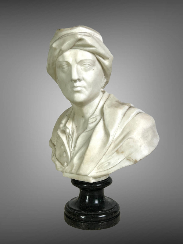 BUSTO ANTICO IN MARMO BIANCO SCOLPITO MONTATO SU UNA BASE IN MARMO NERO