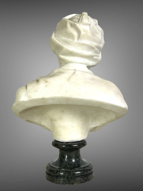 BUSTO ANTICO IN MARMO BIANCO SCOLPITO MONTATO SU UNA BASE IN MARMO NERO