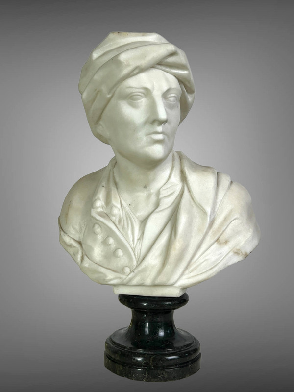 BUSTO ANTICO IN MARMO BIANCO SCOLPITO MONTATO SU UNA BASE IN MARMO NERO