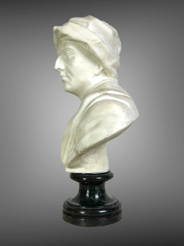BUSTO ANTICO IN MARMO BIANCO SCOLPITO MONTATO SU UNA BASE IN MARMO NERO