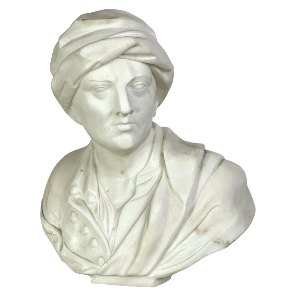 BUSTO ANTICO IN MARMO BIANCO SCOLPITO MONTATO SU UNA BASE IN MARMO NERO