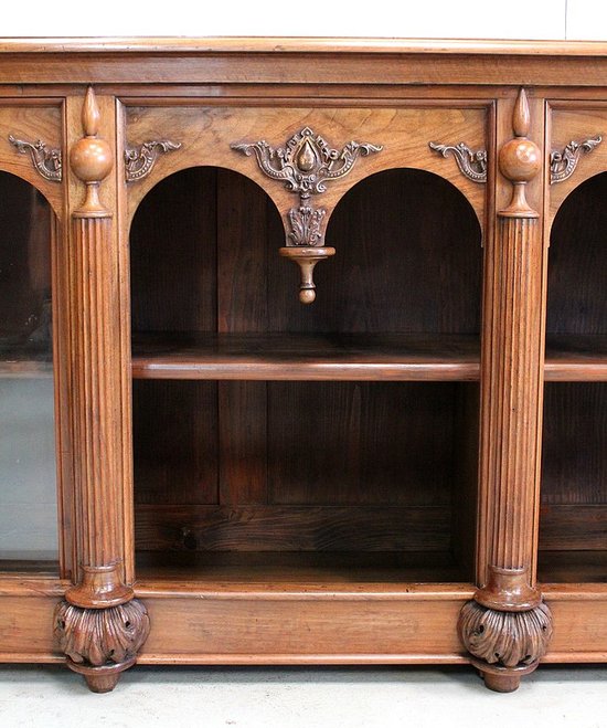 Long Meuble de Présentation, en Noyer, goût Renaissance - 2ème partie du XIXe
