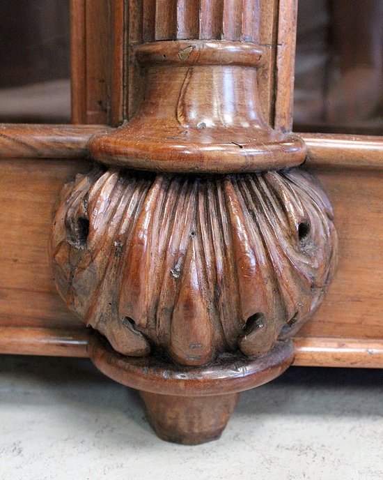 Long Meuble de Présentation, en Noyer, goût Renaissance - 2ème partie du XIXe