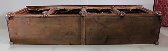 Long Meuble de Présentation, en Noyer, goût Renaissance - 2ème partie du XIXe