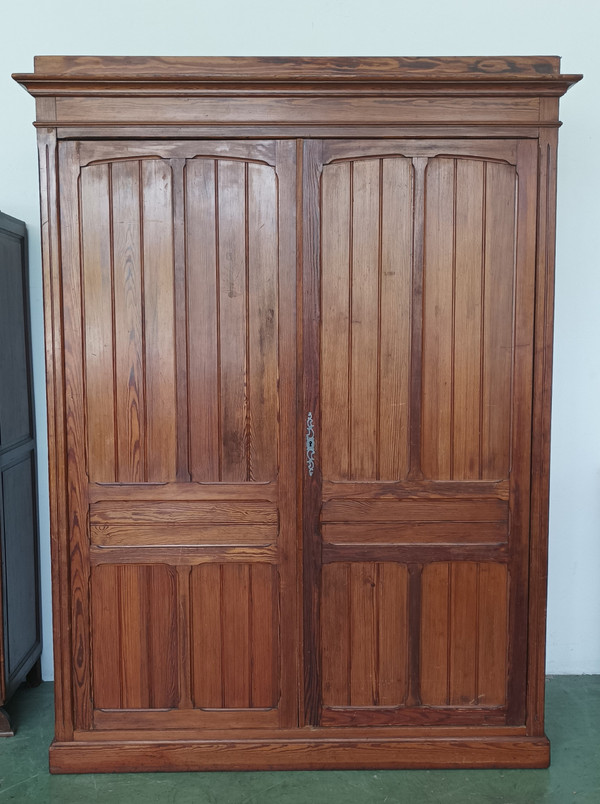 Großer Pariser Schrank aus Kiefernholz