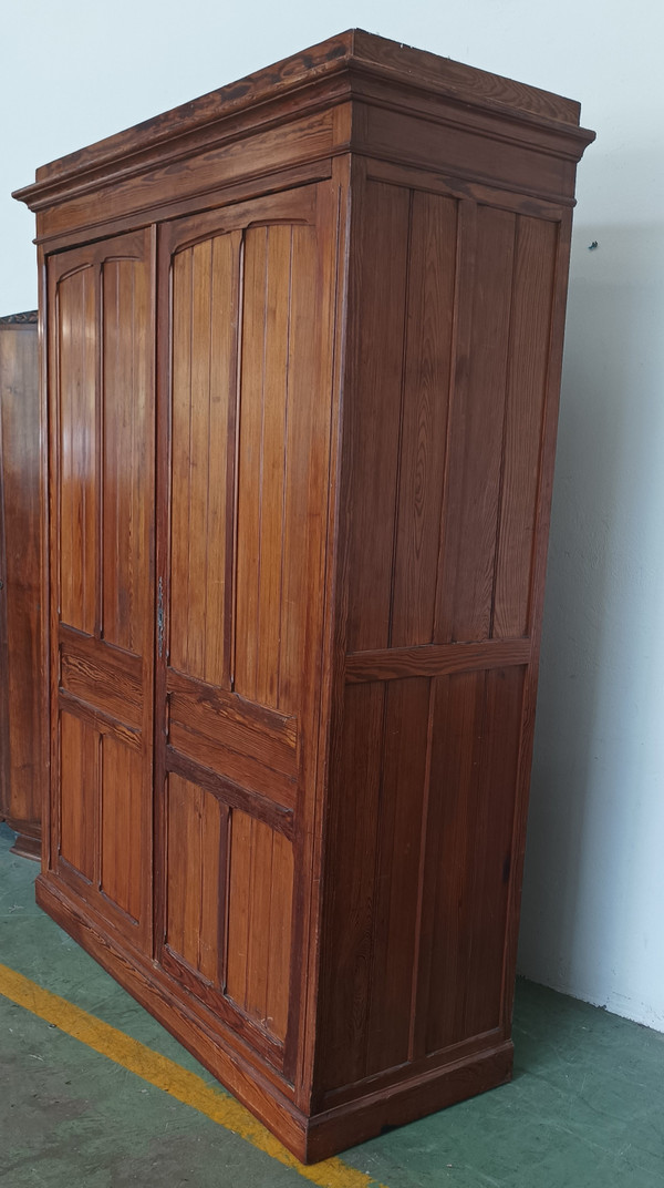 Großer Pariser Schrank aus Kiefernholz