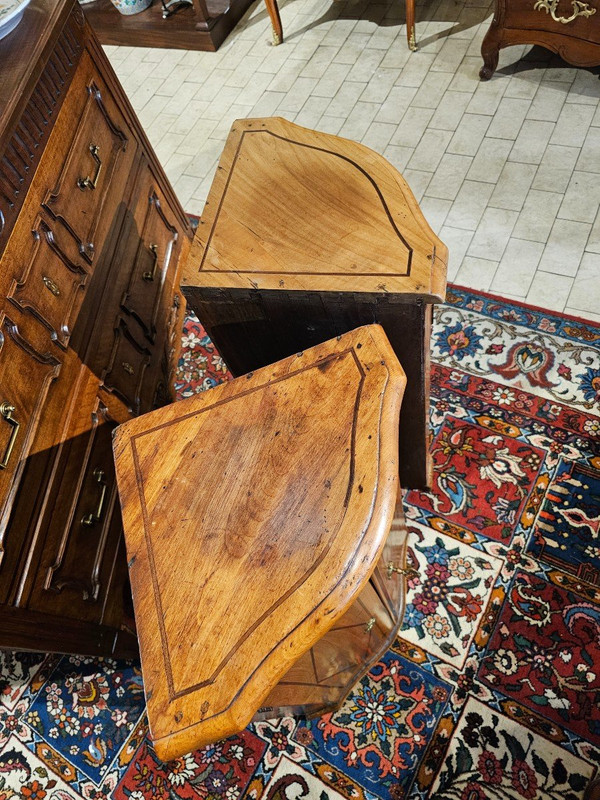 Coppia di armadi angolari in legno di ciliegio del XVIII secolo