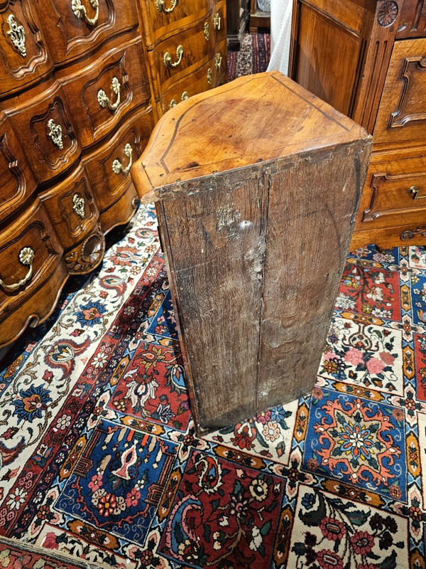 Coppia di armadi angolari in legno di ciliegio del XVIII secolo