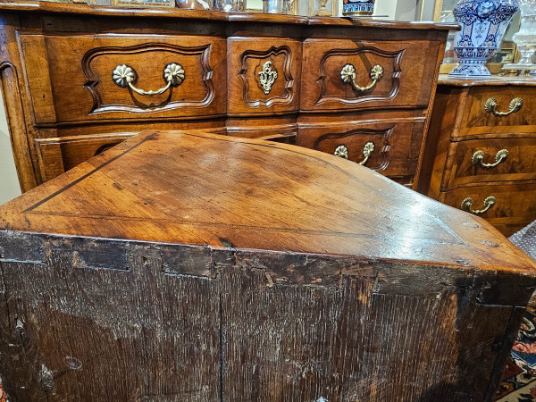 Coppia di armadi angolari in legno di ciliegio del XVIII secolo