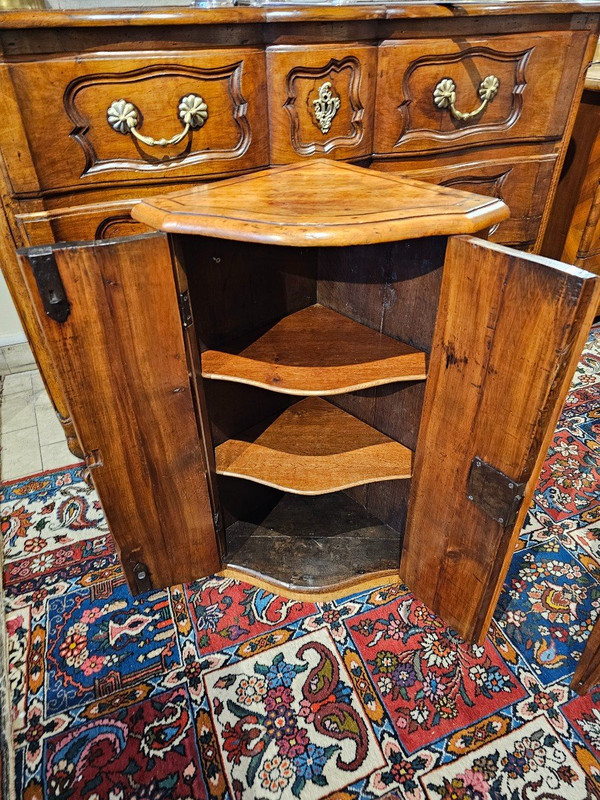 Coppia di armadi angolari in legno di ciliegio del XVIII secolo