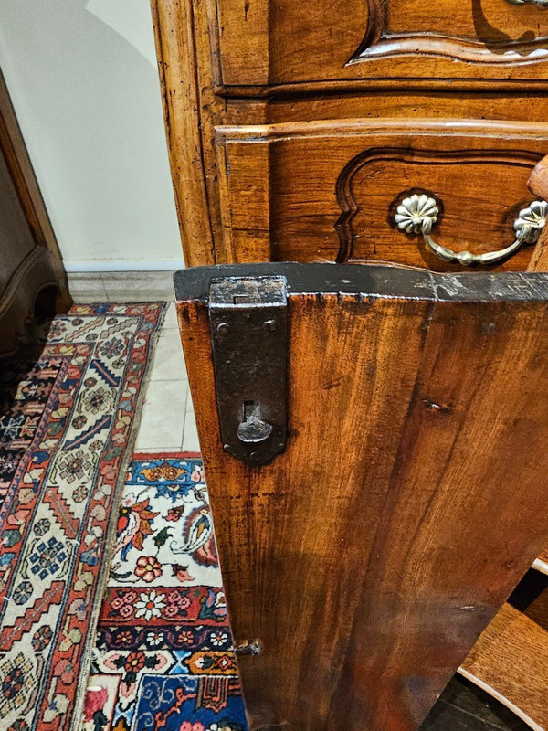 Coppia di armadi angolari in legno di ciliegio del XVIII secolo