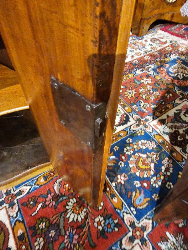 Coppia di armadi angolari in legno di ciliegio del XVIII secolo