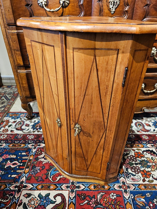 Coppia di armadi angolari in legno di ciliegio del XVIII secolo