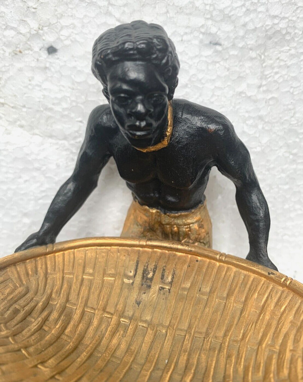 "Uomo con cesto intrecciato" gruppo in bronzo con doppia patina XX secolo
