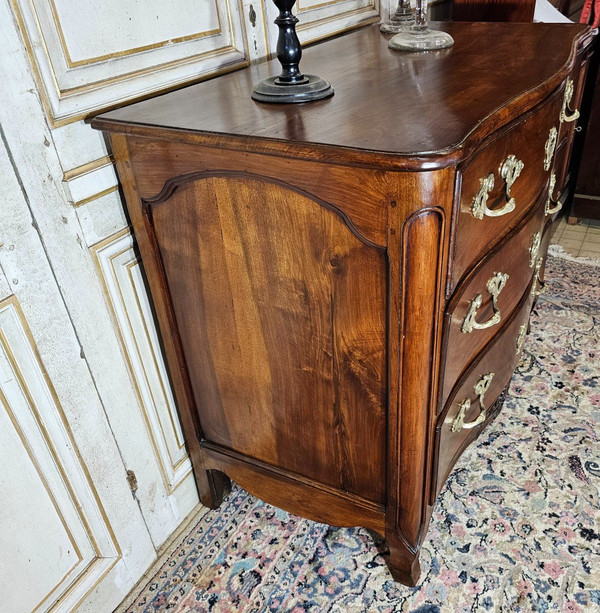 Cassettone curvo Luigi XV in noce del XVIII secolo