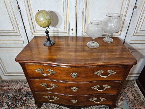 Cassettone curvo Luigi XV in noce del XVIII secolo