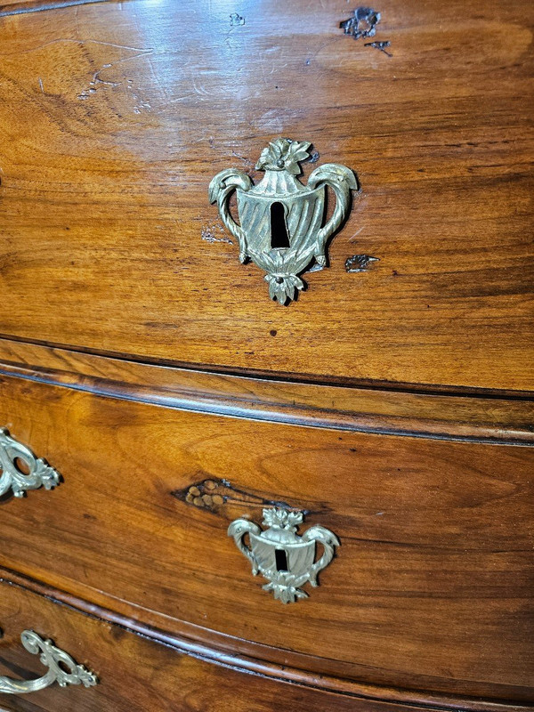 Cassettone curvo Luigi XV in noce del XVIII secolo