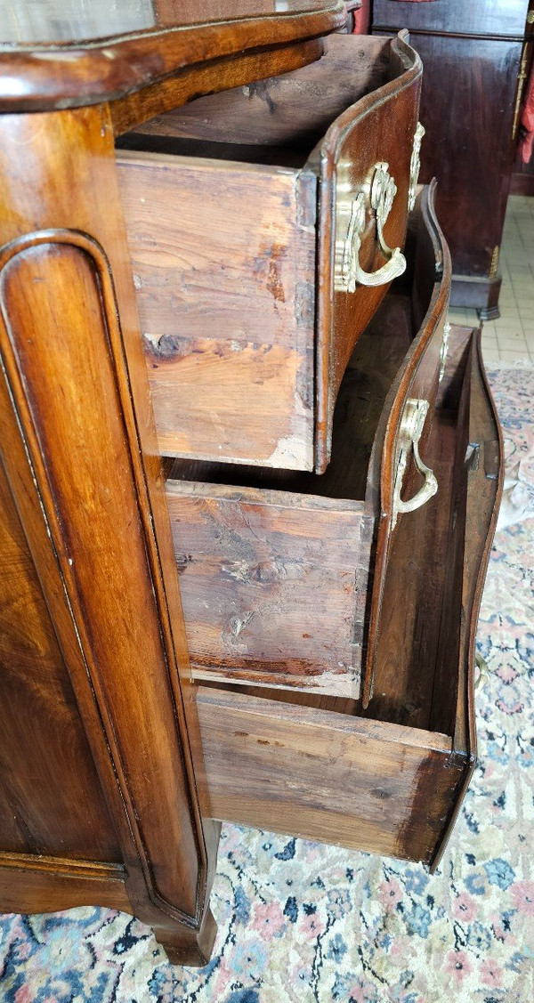 Cassettone curvo Luigi XV in noce del XVIII secolo