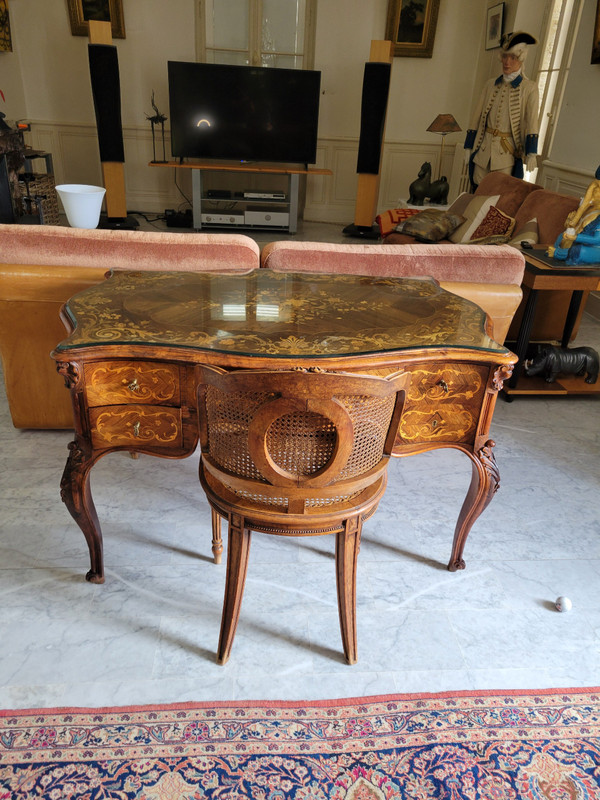Schöner Schreibtisch, komplett mit Intarsien Ende des 19. oder Anfang des 20. Jahrhunderts im Stil von Ludwig XV.