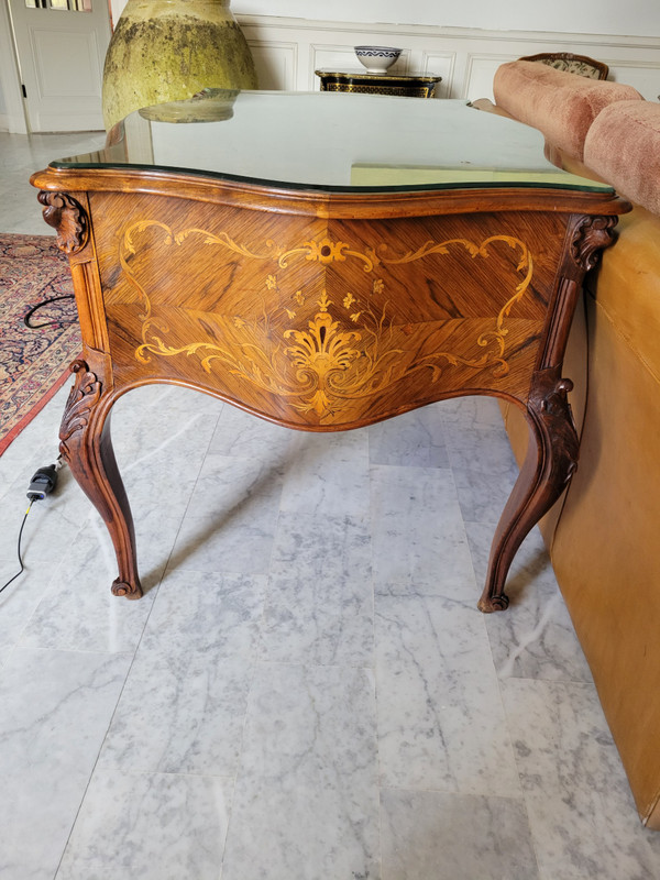 Schöner Schreibtisch, komplett mit Intarsien Ende des 19. oder Anfang des 20. Jahrhunderts im Stil von Ludwig XV.