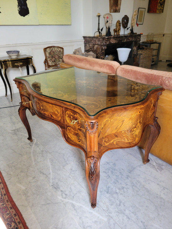 Schöner Schreibtisch, komplett mit Intarsien Ende des 19. oder Anfang des 20. Jahrhunderts im Stil von Ludwig XV.