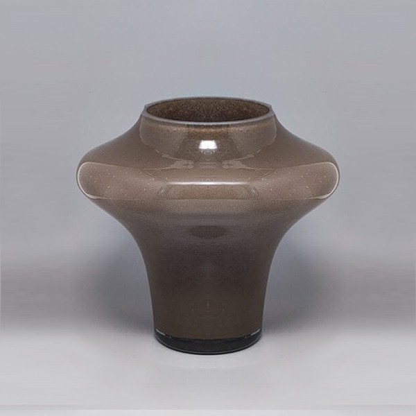 1970er Jahre Wunderschöne beigefarbene Vase aus Muranoglas von Dogi. Hergestellt in Italien
