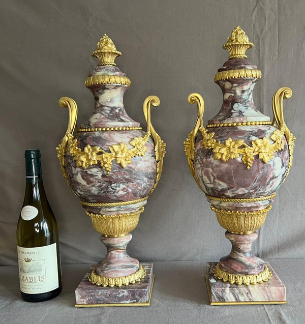 Coppia di cassolette in marmo di Breche de Violette e bronzo dorato XIX secolo