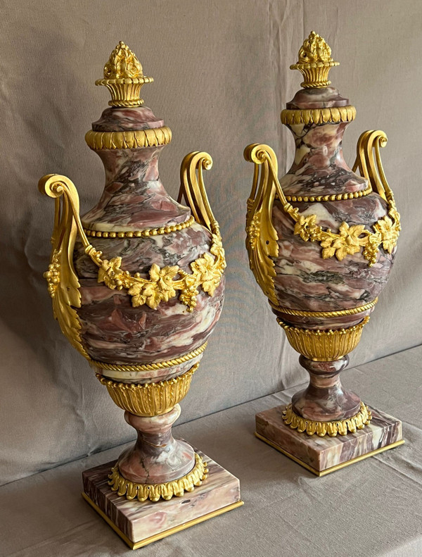 Coppia di cassolette in marmo di Breche de Violette e bronzo dorato XIX secolo
