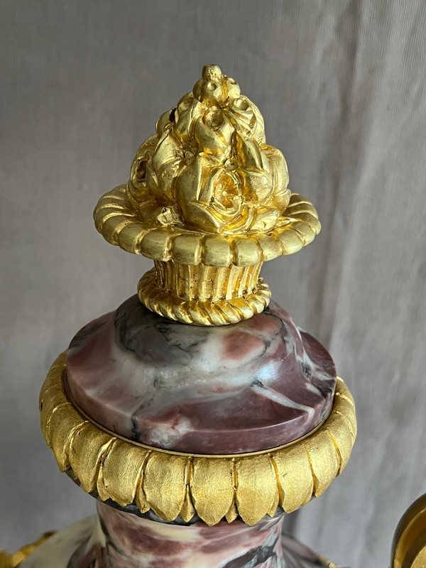 Coppia di cassolette in marmo di Breche de Violette e bronzo dorato XIX secolo