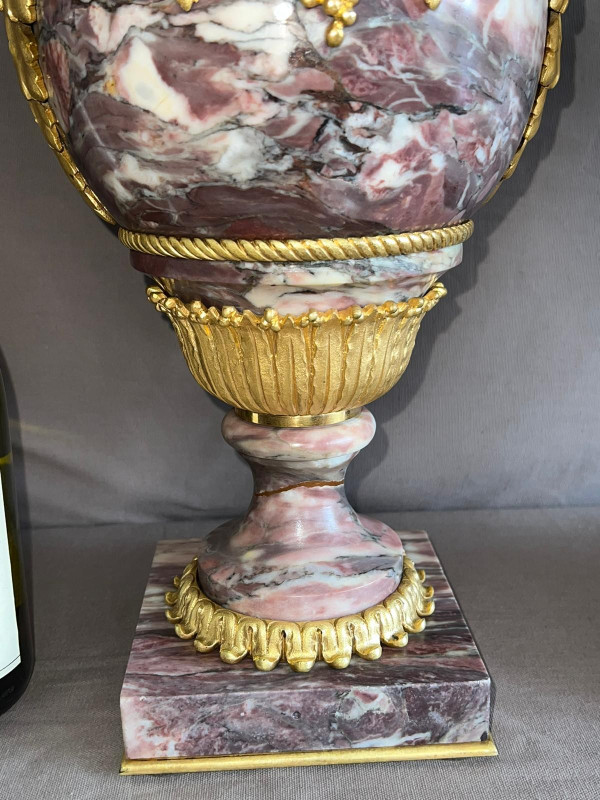 Coppia di cassolette in marmo di Breche de Violette e bronzo dorato XIX secolo