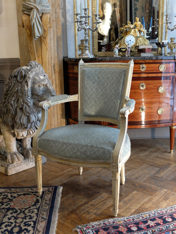 Paar lackierte Sessel aus der Louis-XVI-Zeit