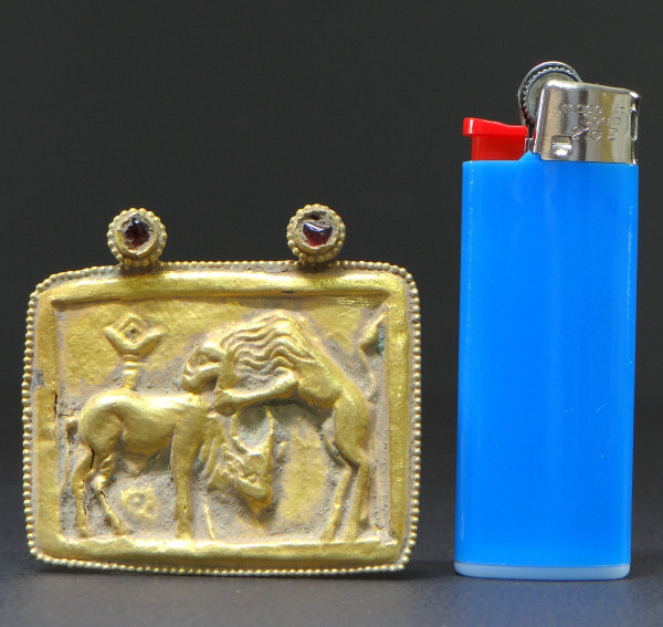 Art Gréco-bouddhique Du Gandhara, Ier Au IIIème Siècle De Notre ère, Pendentif En Or Repoussé.