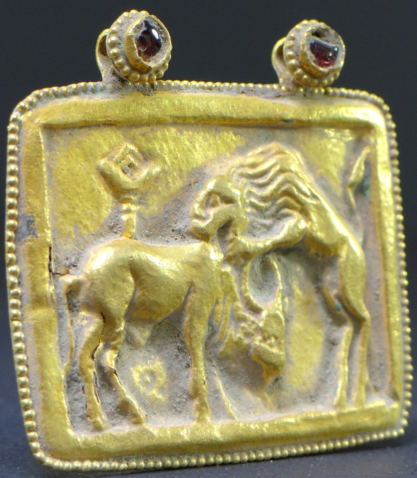 Art Gréco-bouddhique Du Gandhara, Ier Au IIIème Siècle De Notre ère, Pendentif En Or Repoussé.