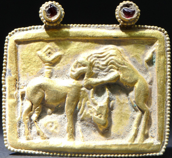 Art Gréco-bouddhique Du Gandhara, Ier Au IIIème Siècle De Notre ère, Pendentif En Or Repoussé.